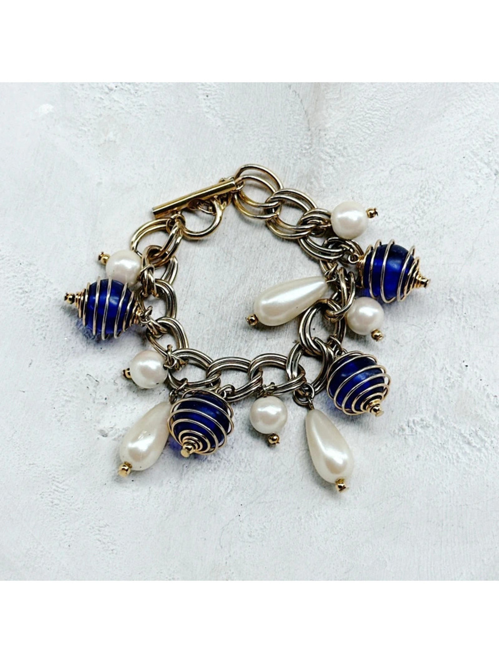 495mc. Goldtone Blue Cha Cha Bracelet Vintage